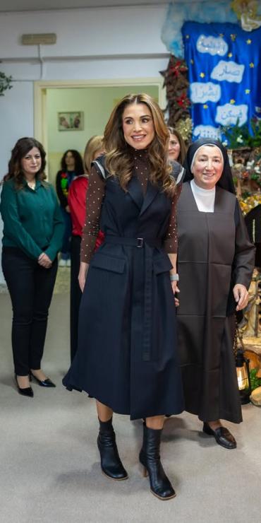 الملكة رانيا خلال زيارة إلى جمعية مار منصور الخيريةعمان، الأردن / 3 كانون الأول