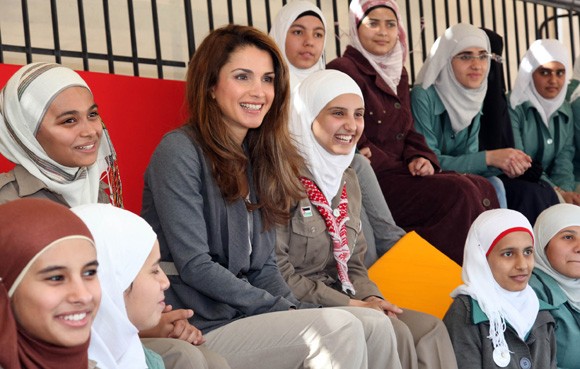 الملكة رانيا تشارك طالبات من مدارس مشمولة بـ 